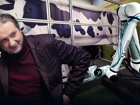 Когда макет доилки доит макет коровы