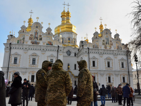 Фейки недели: украинцы сжигают православные храмы, а Папа Римский ходит с ЛГБТ-крестом