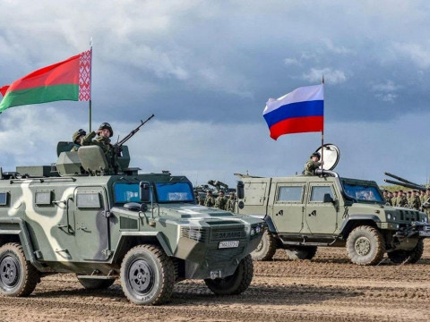 На БТ истерию Запада из-за учений России и Беларуси подтвердили заголовками статей на польском и литовском языках. Мы перевели их