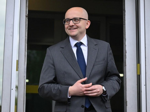 «Нашы рэсурсы для нашых грамадзянаў, а не для збеглых здраднікаў». «Менск-Навіны» няправільна пераклалі выступ польскага дэпутата