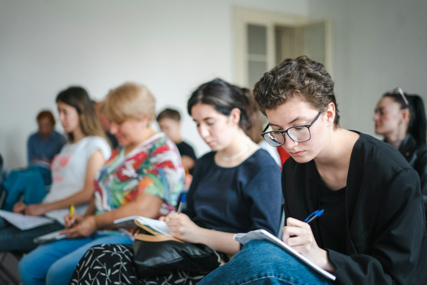 Elite or those who could not get in? We fact-checked the official’s statement about contract students