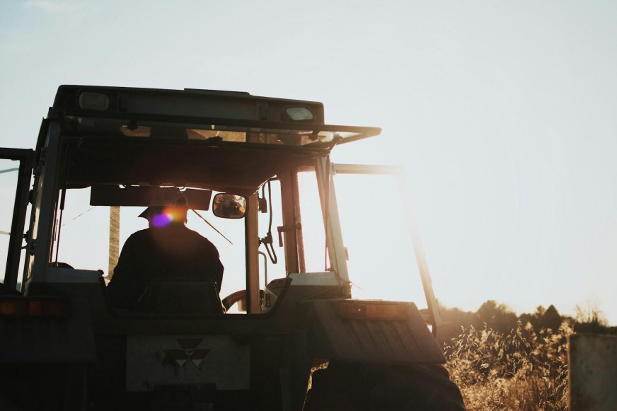 "Still plowing with vintage tractors". How ZhS Premium misjudged Lithuanian farmers based on photos of the protest