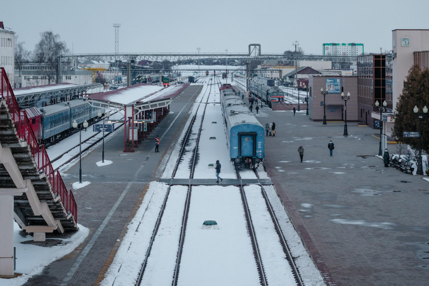 Сотни тысяч украинцев переехали в Беларусь? Азарёнок перепутал количество въездов и переселенцев