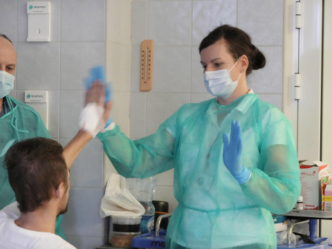 Польскія ўлады выганяюць лекараў-мігрантаў? Праверылі заяву вядоўцы беларускага ТБ