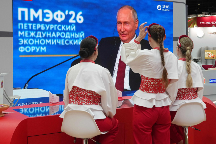 “Notice how many foreign delegations were present.” Radio Minsk misidentified foreign guests as representatives from Germany and the U.S.