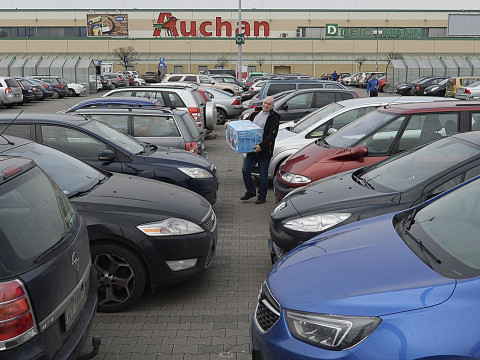 News.by presented footage of an empty shopping center, filmed after closing time, as evidence of a crisis in Poland