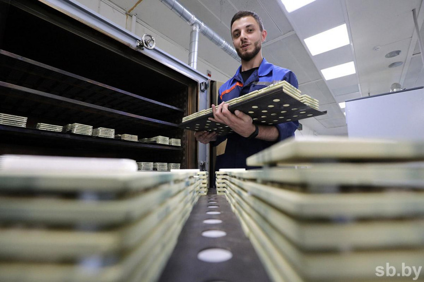 Віцебскі завод радыёдэталяў «Маналіт» вырабляе кампаненты для расейскага ВПК, у тым ліку на абсталяванні з ЕЗ